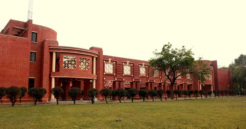 100% Summer Placements for IIM Lucknow Bucks Demonetisation, GST Blues